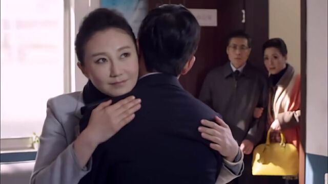 小伙美女屋中做出亲密之事 不料被外人发现 看完你就知道 热点 头条 华为视频